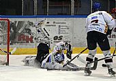 Pro takový zákrok, jaký předvedl Michal, mají v NHL slova jako 'Ooooh my god, unbelievable save!!'!!! Jeho lapačka vyletěla rychlostí blesku a schlamstla puk. | autor: Marek Netolička