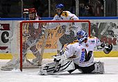 Těsně před koncem třetiny hosté uděřili. Střela Petra Dostála se zastavila až v síti domácí brány 0:1! | autor: Marek Netolička