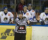 Při hře v oslabení další rána pro hosty. Gesto čárového mluví za vše. | autor: Marek Netolička