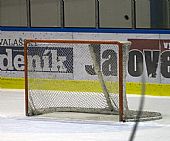 Mates při power play hostů asi očekával, že tam bude stát rugbyová brána...;-)) | autor: Marek Netolička