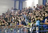 Vyprodané hlediště tleská svým borcům. | autor: Marek Netolička